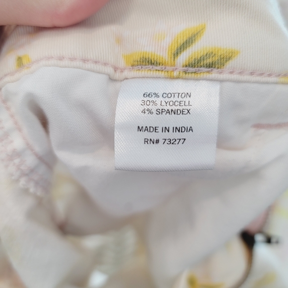 SO Lemon Print Low Rise Midi Shorts Size 5 - Picture 6 of 15